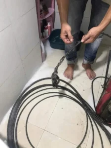 Công nhân Greenfix24h xử lý thông tắc cống tại nhà hàng ở Bình Dương