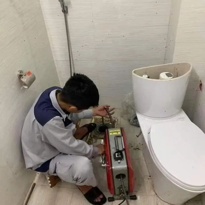 Thợ sửa chữa hút hầm cầu tại tân uyên đang thi công ca đêm