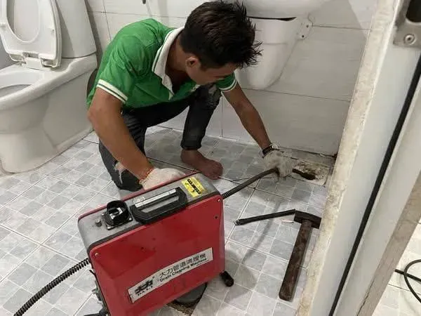 Dấu hiệu bồn cầu tắc nghẹt cần gọi hút hầm cầu Dĩ An