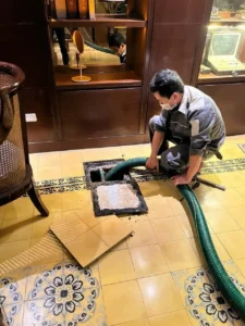Xe hút chân không Rút hầm cầu Tân Uyên đang thi công tại nhà dân