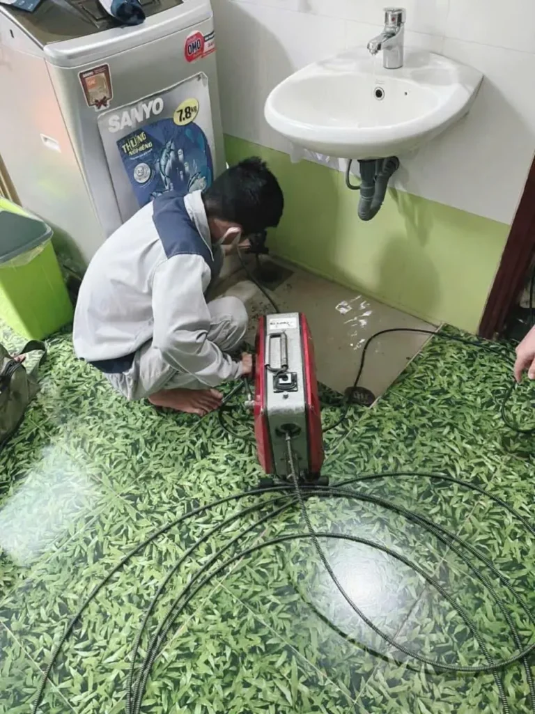 Thợ Greenfix24h thực hiện dịch vụ thông tắc chậu rửa bát Bình Dương tại nhà khách