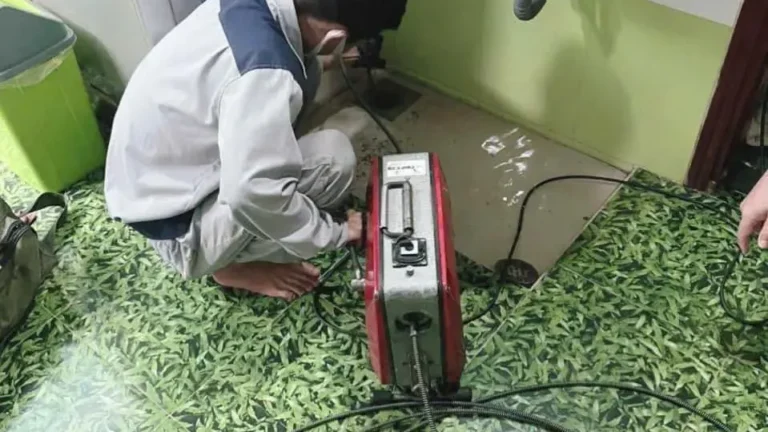 Thợ Greenfix24h thực hiện dịch vụ thông tắc chậu rửa bát Bình Dương tại nhà khách
