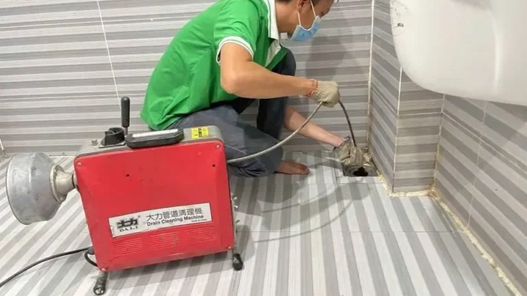 Thông tắc hầm cầu bằng máy lò xo