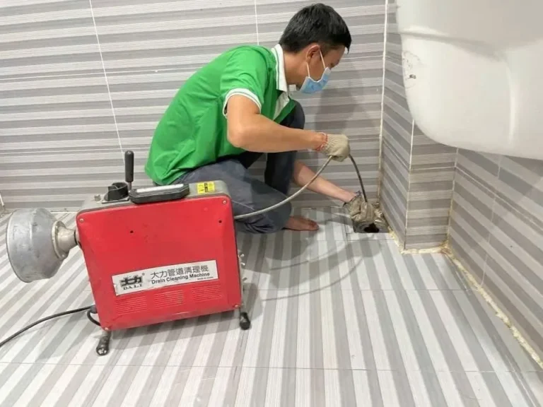 Thông tắc hầm cầu bằng máy lò xo