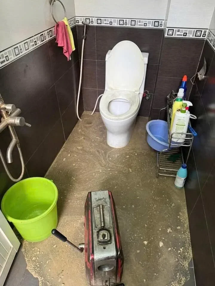 Dịch Vụ Thông Hút Bồn Cầu - Nhanh Gọn, Không Đục Phá, Không Mùi 4 Thông tắc bồn cầu thực tế