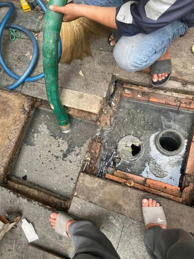 Thông tắc hầm cầu do Greenfix24h thực hiện