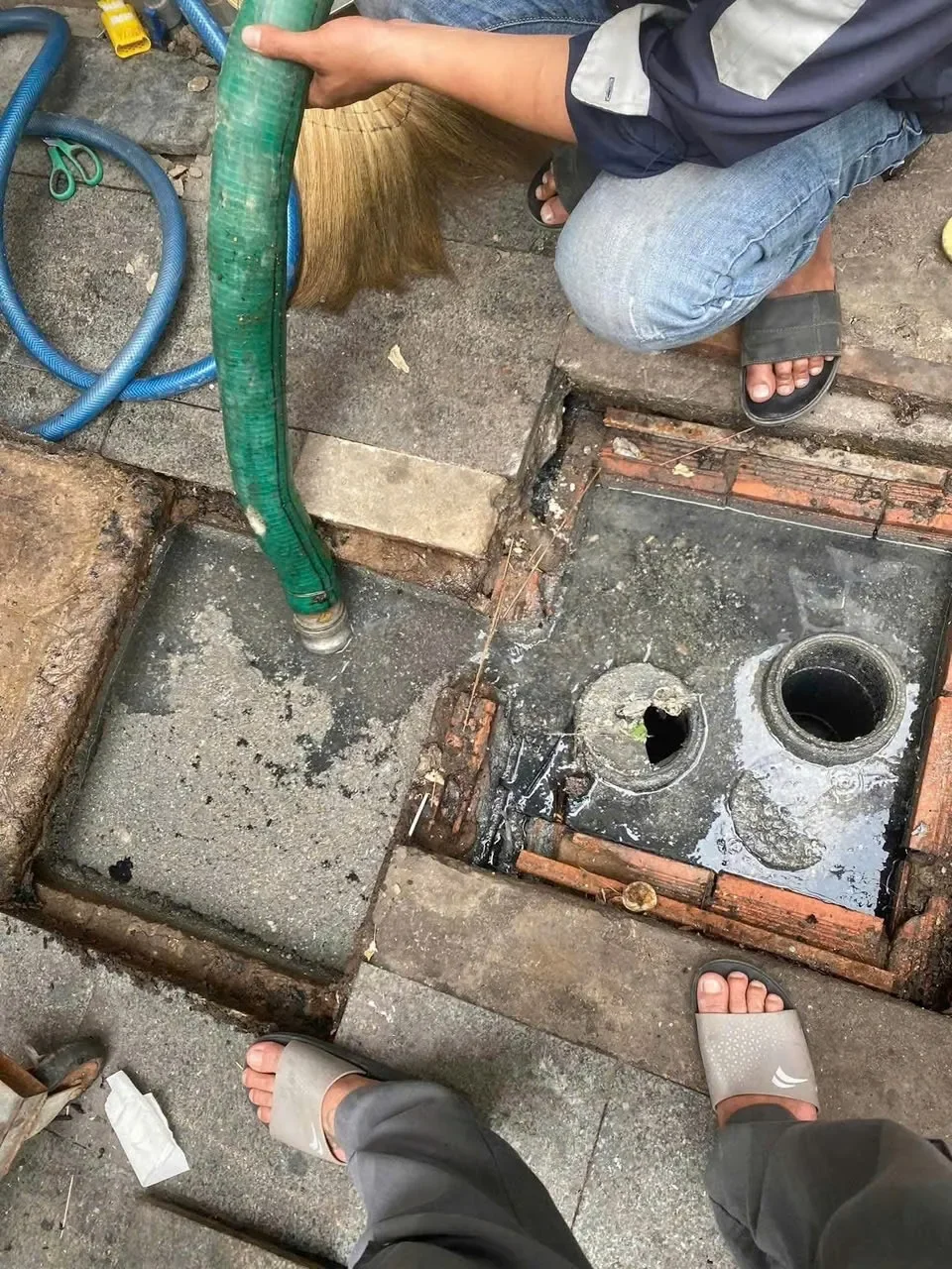 Hình ảnh thực tế hút hầm cầu giá rẻ trọn gói