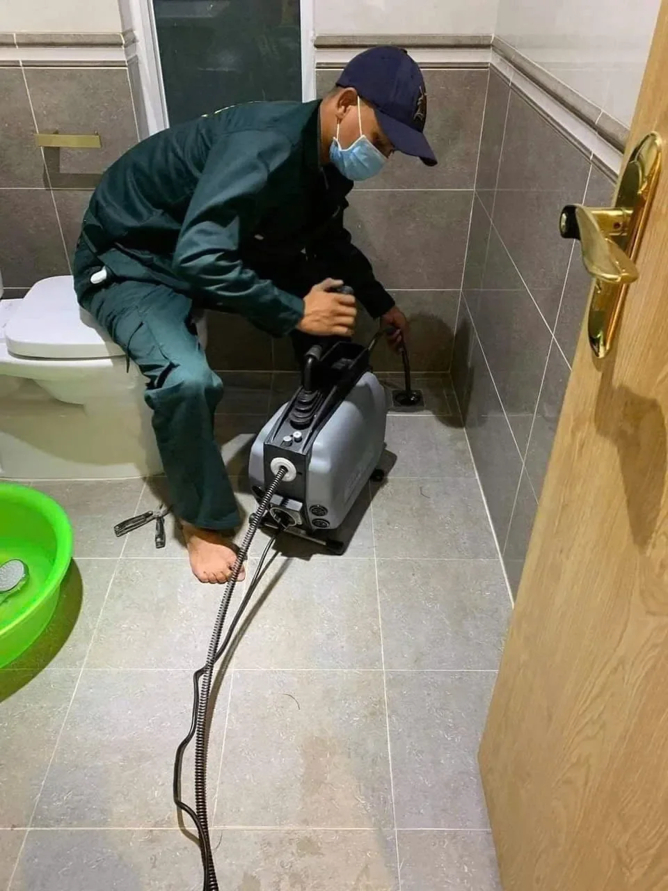 Hình ảnh thực tế dịch vụ thông tắc hầm cầu