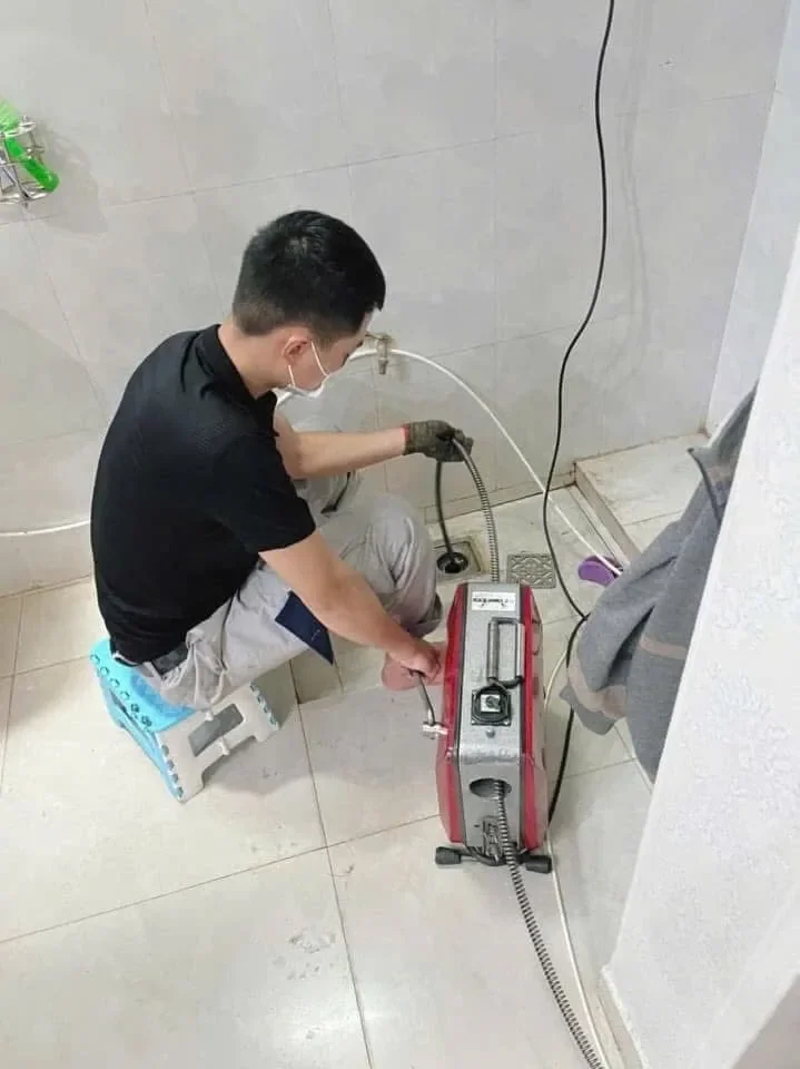 Dịch Vụ Thông Thoát Sàn Nhà Tắm - Hết Tắc, Hết Mùi Trong 30 Phút 2 Thợ tại Greenfix24h đang tiến hành thông thoát sàn do bị tắc cống nước