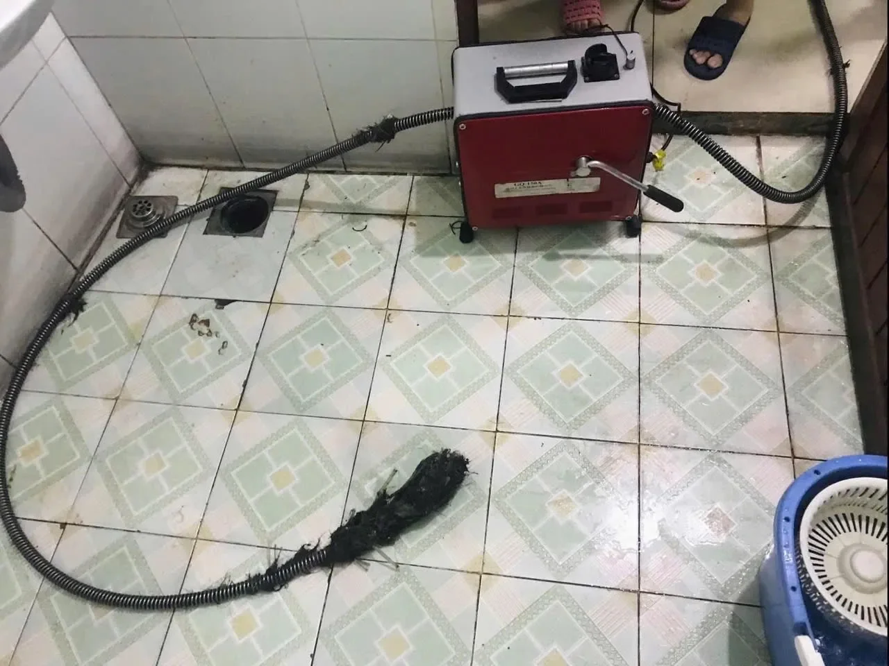 Greenfix thực hiện thông tắc hầm cầu bằng lò xo