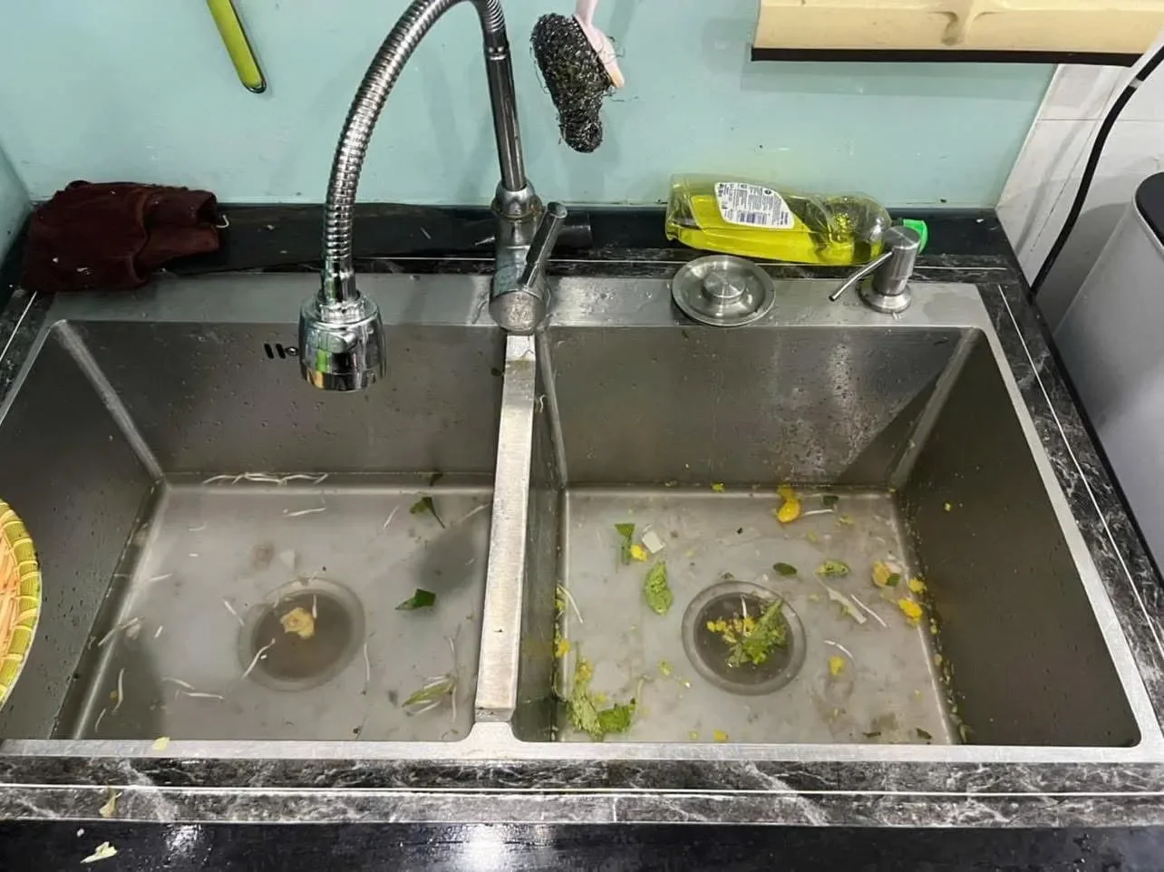 Dịch Vụ Thông Lavabo Giá Rẻ - Xử Lý Sạch Sẽ Chỉ Trong 15 Phút 2 Hình ảnh lavabo bị tắc do rác và dầu mỡ