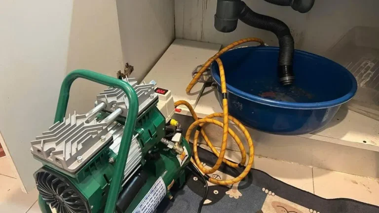 Cuộn băng keo tan trắng dùng quấn ống nước tại công trình
